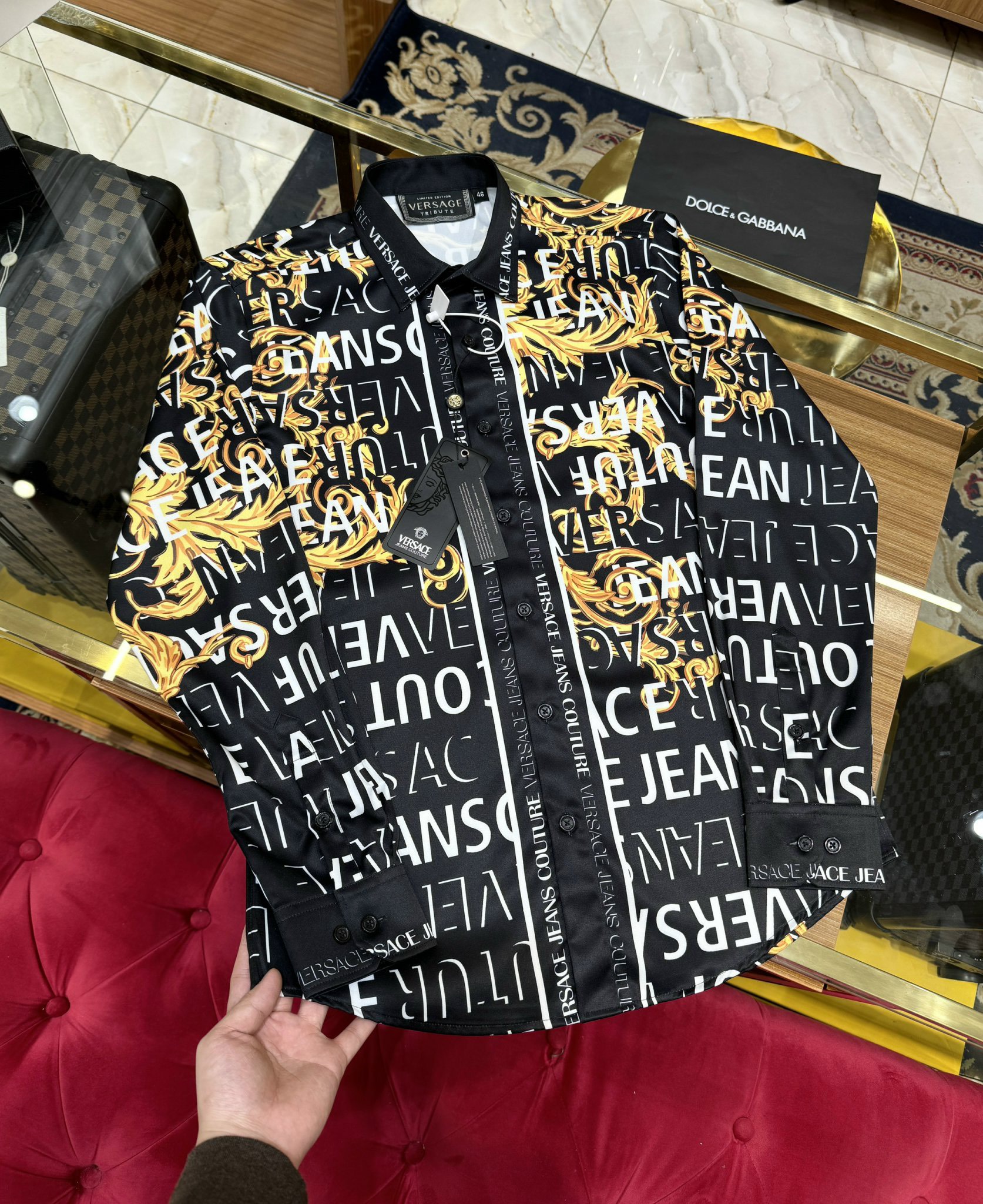 Áo sơ mi dài tay Versace VS Đen họa tiết logo chữ lá vàng full Like Auth on web CD